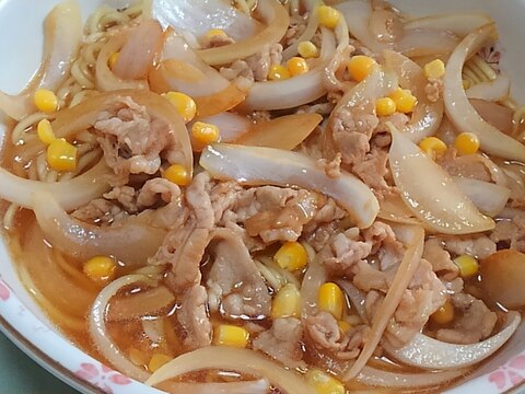 新玉ねぎとコーンと豚肉炒めのせ醤油ラーメン＊